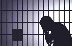 <b>男子靠碰瓷月赚万元 在我国规定中碰瓷会触犯什么罪?</b>