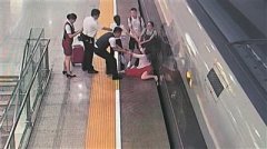 <b>女子强行冲闸致高铁发车延误 扰乱公共场所秩序如何处罚？</b>