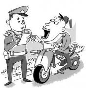 <b>警方通报扔车执法 我国交警执法不当如何投诉？</b>